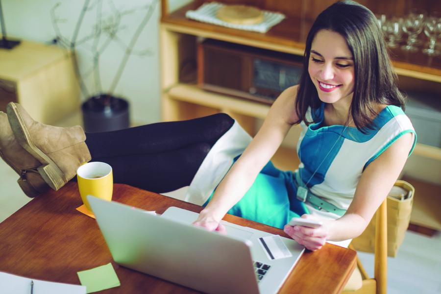 Frau vor Computer beim Webinare schauen