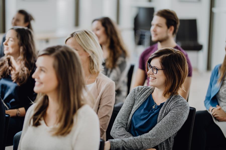 Teilnehmer bei einer Veranstaltung für Personen ohne medizinischer Ausbildung