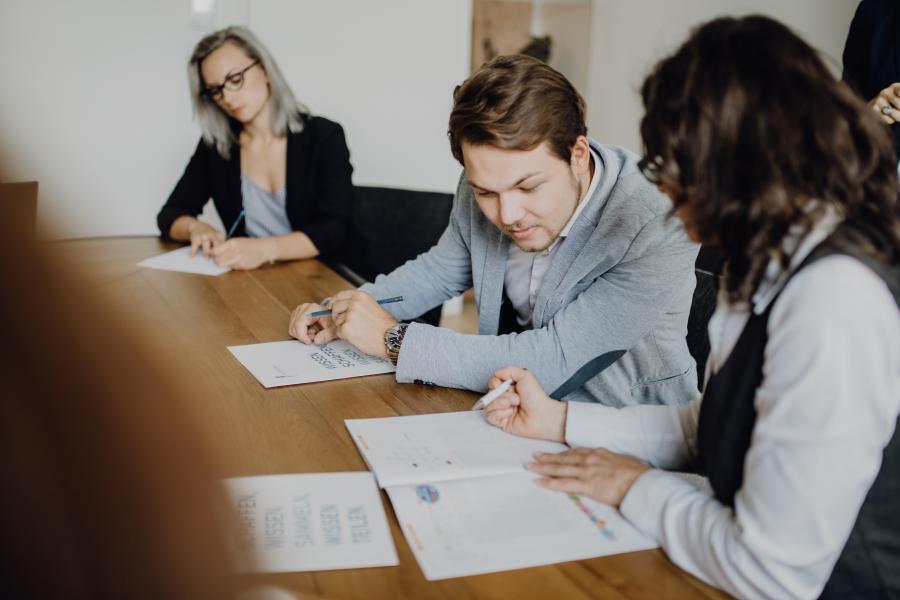 Teilnehmer des Biogena Fachpublikums liest Informationen ab