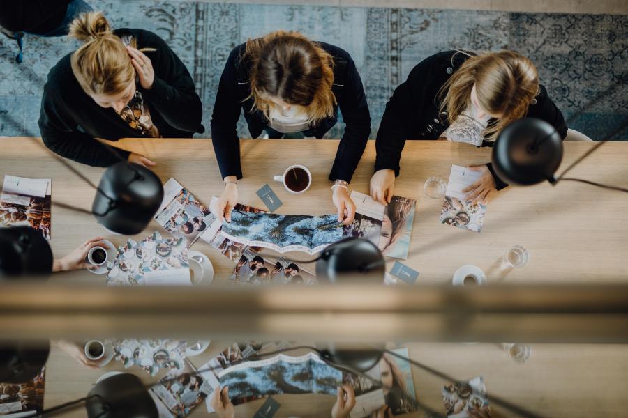 Aus der Luftperspektive aufgenommen: Teilnehmer sitzen gemütlich bei einem Kaffee während einer Veranstaltung.