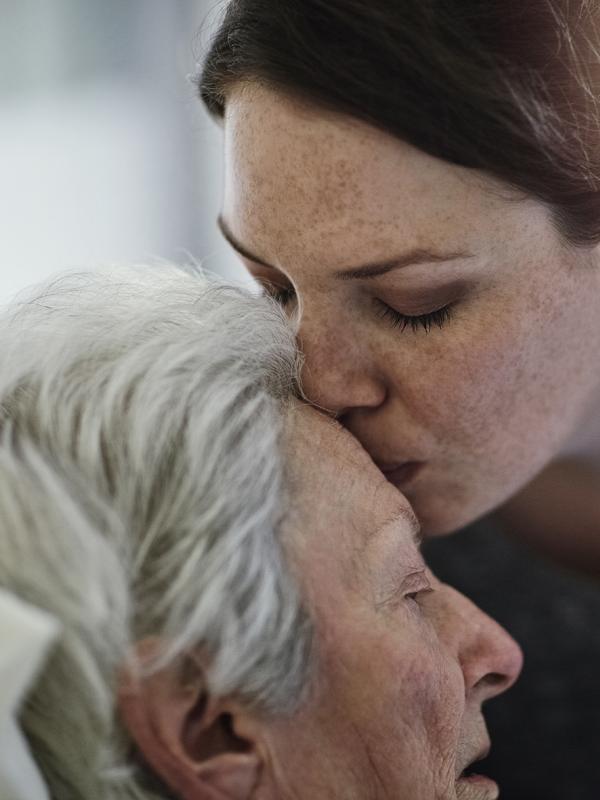 Tochter und alzheimerkranke Mutter haben inniges Verhältnis