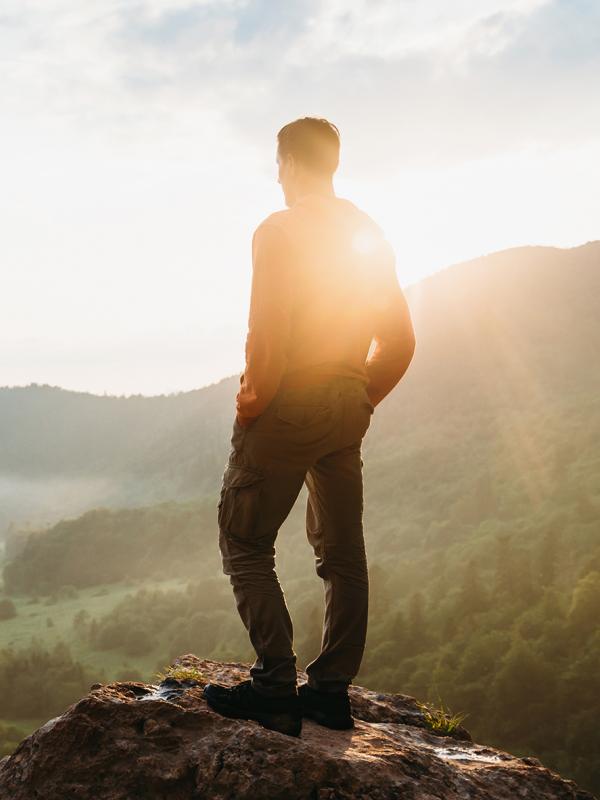 Mann blickt nachdenklich in die Ferne