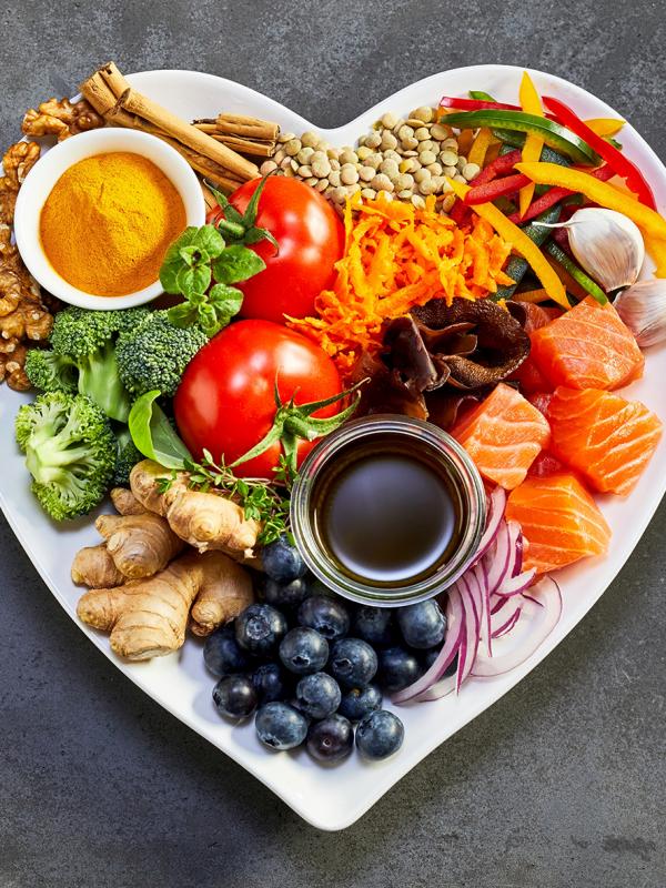 Herz mit gesunden und abwechslungsreichen Lebensmitteln 