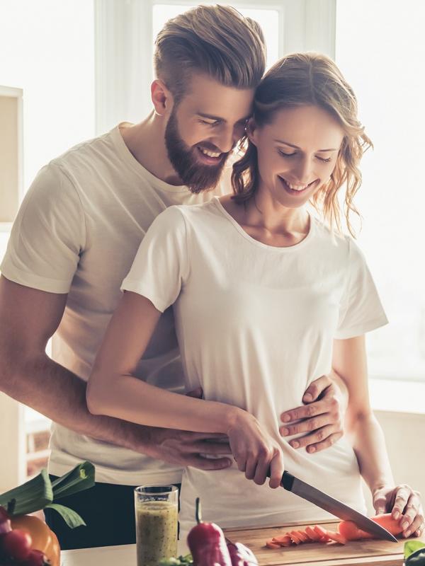 Ernährungsbewusstes Pärchen beim gemeinsamen Kochen