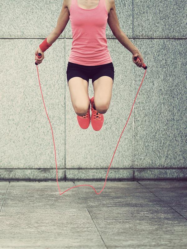 Sportlerin beim Seilspringen