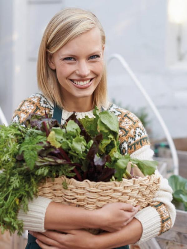 natürliche Frau, voller Energie und Lebensfreude erntet basische Lebensmittel