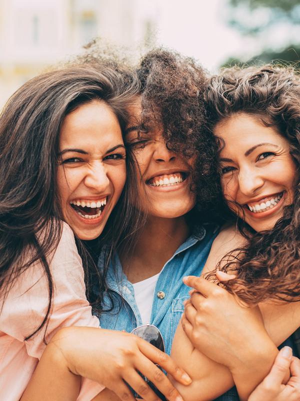 Gruppe von jungen Frauen