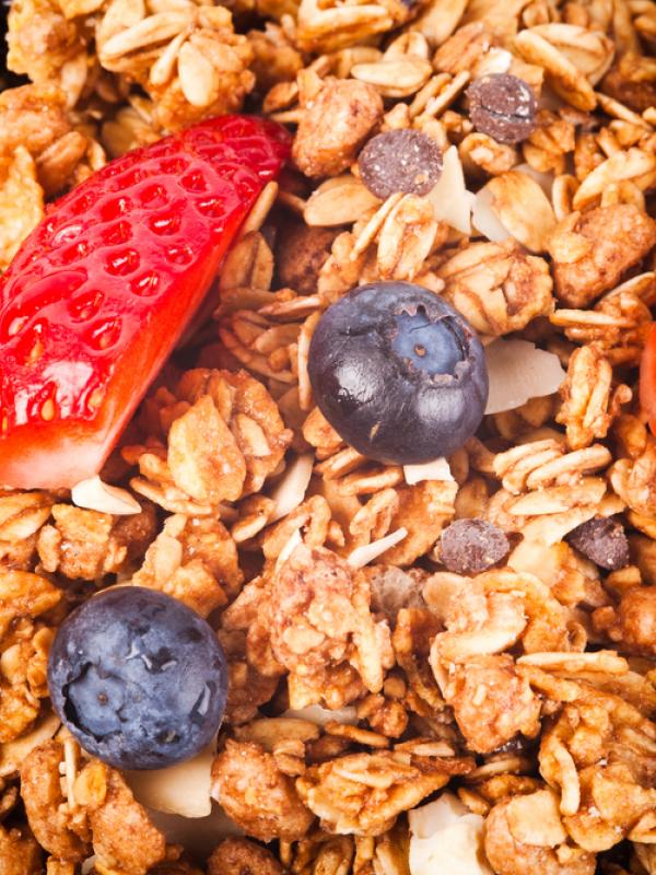 Haferflocken mit Erdbeeren und Heidelbeeren