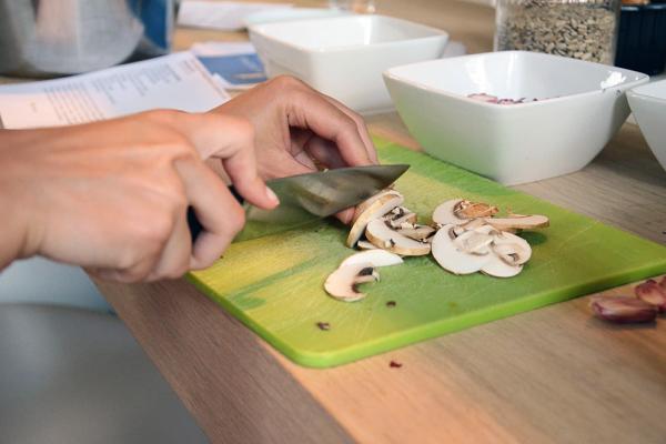 Gemüse schneiden beim Biogena Akademie Koch-Workshop