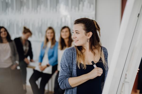 Teilnehmerin bei Gruppenarbeit zur Ausbildung MikronaehrstoffCoach Kompaktkurs der Biogena Akademie