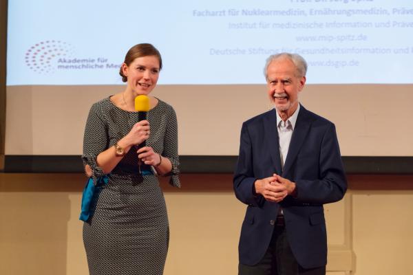 Jeanette Aininger und Prof. Dr. Spitz auf der Bühne